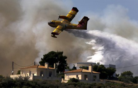 歐洲愈來愈頻繁地遭遇熱浪，今年夏天希臘和葡萄牙都發生野火，但歐盟大部分國家卻在裁減消防人員。路透