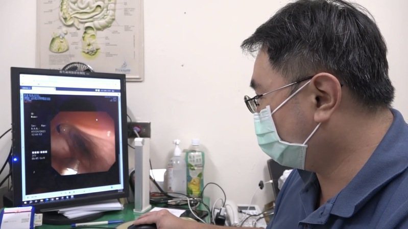 王棋新醫師說明內視鏡下的食道腫瘤。 圖／彰化醫院提供