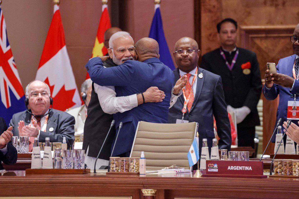 G20正式邀請非洲聯盟成為成員，圖為印度總理莫迪與非洲聯盟主席阿濟利擁抱。 圖／...
