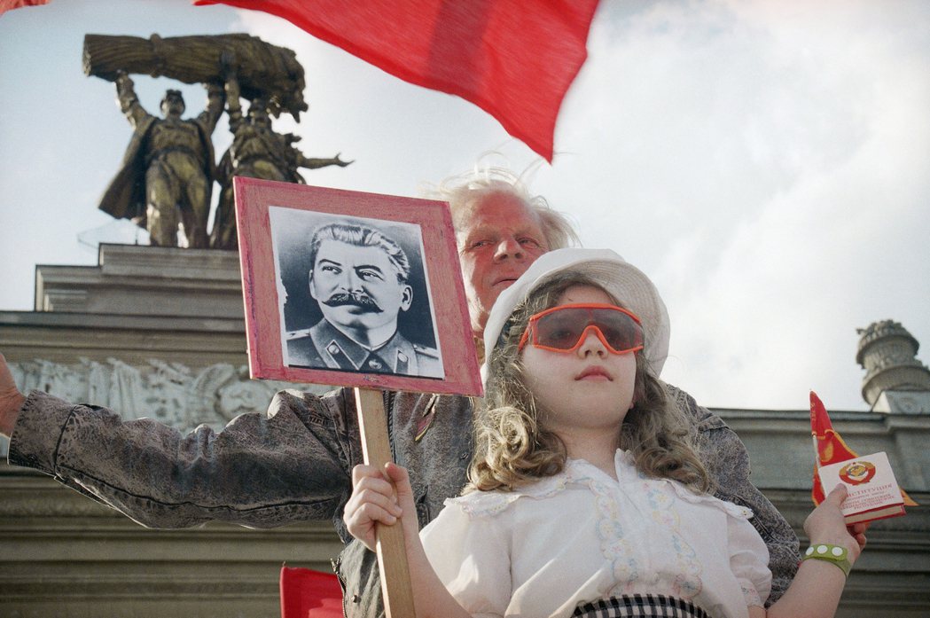 1994年站上莫斯科街頭支持政府的12歲女孩，手中舉著史達林的肖像與前蘇聯憲法。...