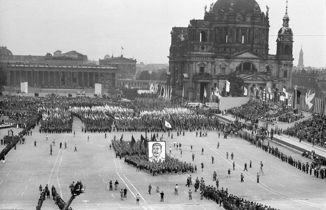 1951年東德共產黨員遊行，中央人群高舉史達林肖像。 圖／美聯社