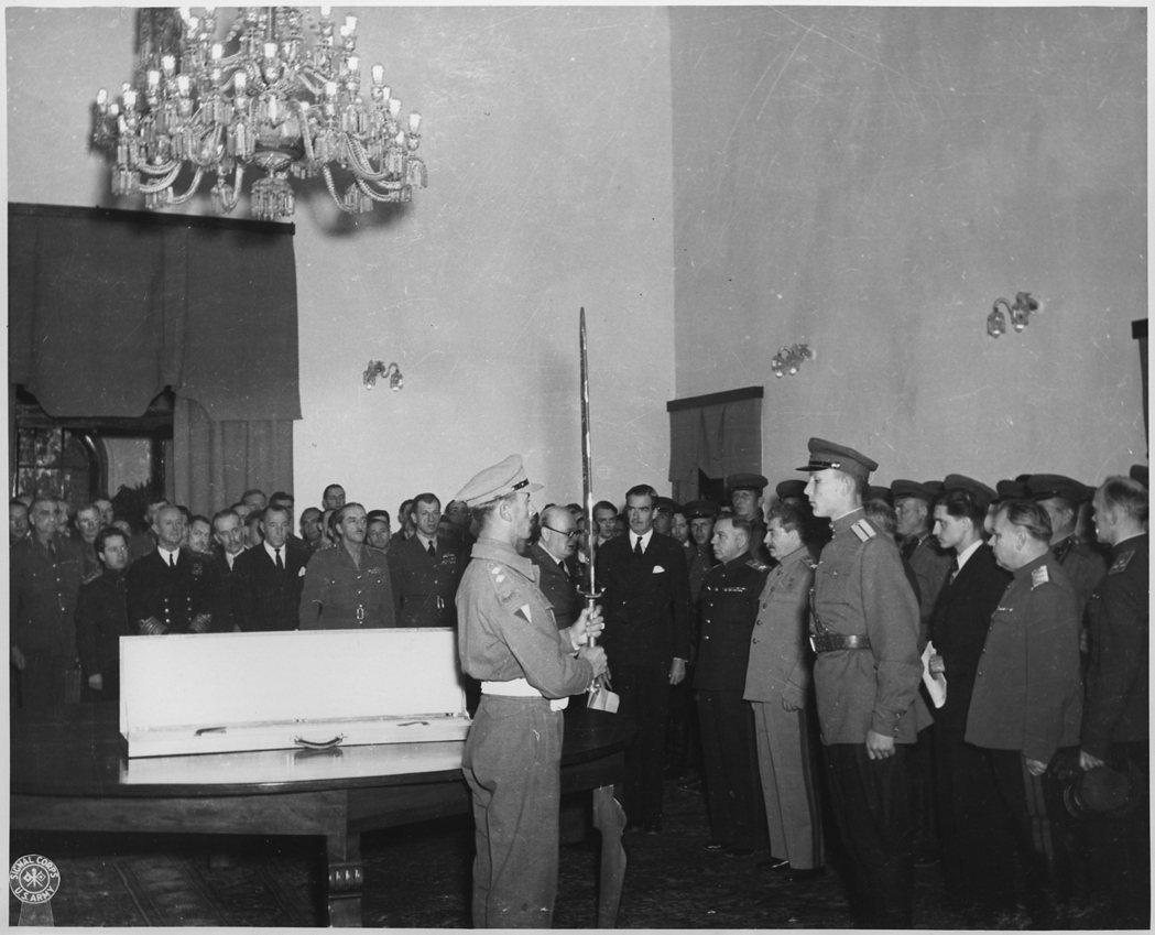 1943年德黑蘭會議，英國首相邱吉爾代表英國贈送「史達林格勒之劍」予蘇聯。 圖／...