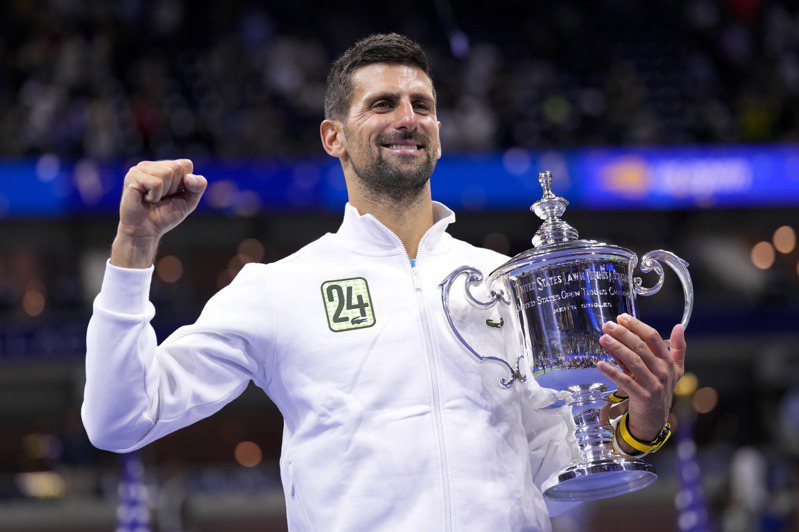 塞爾維亞球王約克維奇（Novak Djokovic）在美網壓軸的男單決賽與俄羅斯好手梅德維夫（Daniil Medvedev）重演2021年爭冠戲碼，這回小約沒讓2年前劇本重演，三盤獲勝迎接生涯第24座大滿貫。 美國聯合通訊社