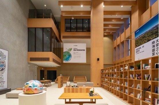 MUJI Renovation所操刀的公設閱覽空間，展現簡約、自然的質感。 業者...