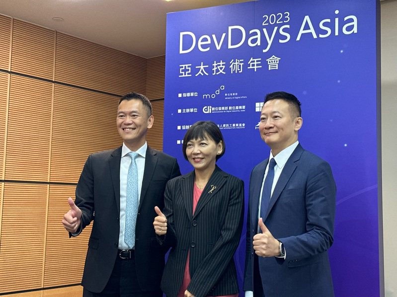 微軟11日在台灣舉辦DevDays Asia 2023亞太技術年會，宣布2020年設下目標4年內在台灣培育20萬名數位人才，已在今年提前達標。左起為台灣微軟總經理卞志祥、台灣微軟首席營運長陳慧蓉、台灣微軟公共業務事業群總經理陳守正。中央社
