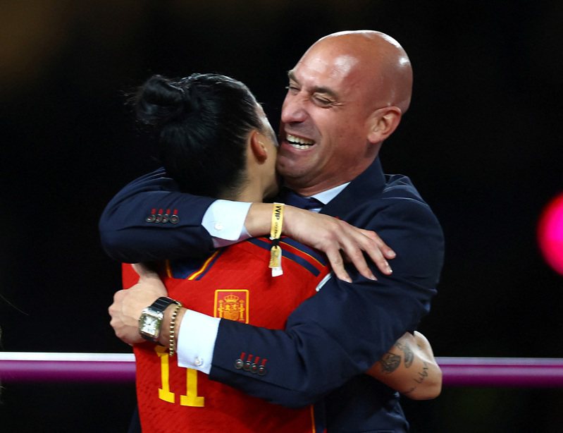 西班牙足球協會(右)主席盧比亞雷斯，在世女足賽後頒獎親吻了陣中球員艾爾莫索。 路透社