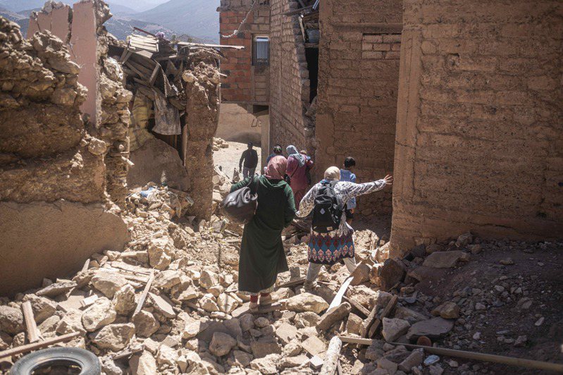 摩洛哥內政部今天表示，國內強震造成的死亡人數已攀升至2497人，迄今導致2476人受傷。 美聯社