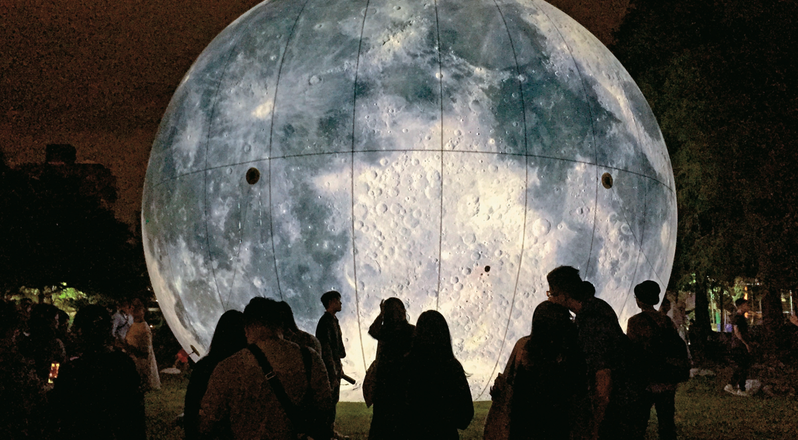 「台北白晝之夜」透過藝術裝置及展演，讓人們自由穿梭街區親近藝術。 （攝影／劉珈均）
