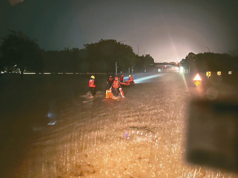 豪雨成災逾半鄉鎮交通中斷，嘉義縣9月11日停班停課。圖為嘉義縣永欽二號橋附近昨晚淹水，多輛車子滅頂，消防員出動膠筏搶救民眾。圖／民眾提供