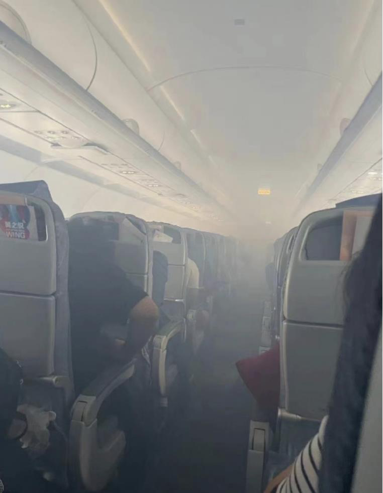 據旅客提供的影片顯示，國航成都飛新加坡班機內濃煙彌漫，讓機艙內的燈光變得模糊。（圖／取自大洋網）