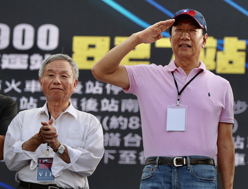 前衛生署長楊志良（左）上個月底幫鴻海集團創辦人郭台銘（右）站台。圖／聯合報系資料照