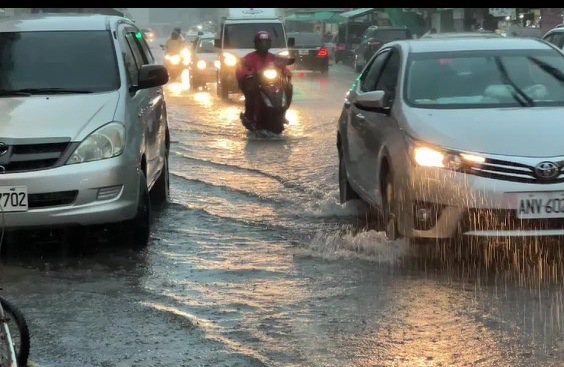 北港市中心昨晚一場暴雨，許多街道和商店淹水。記者蔡維斌／攝影