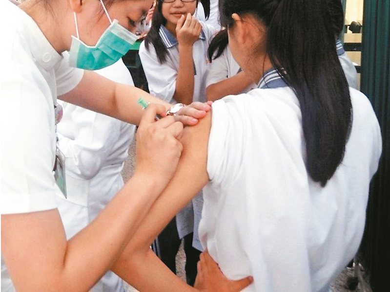 國健署推動國中女生接種公費HPV疫苗，而是否擴大到男生，還需收集更多資料加以評估。本報資料照片