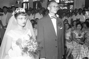 1954年9月12日，由一封徵婚信締訂良緣的日本小姐北野信子（左）與我國新郎王華中（右三），在台灣省社會服務處舉行普通結婚典禮。圖／聯合報系資料照片