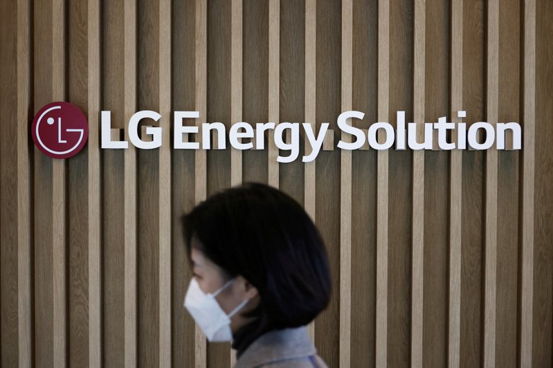 LG新能源技術長申榮埈直言，波蘭工廠在提升產量上會遇到問題，部分原因是當地員工不如南韓員工勤奮。 路透