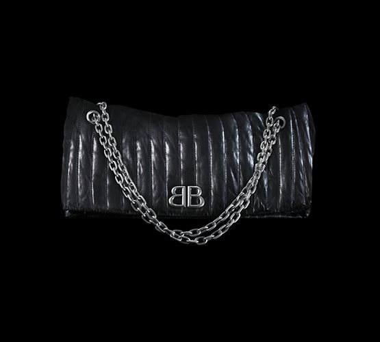 MONACO絎縫黑色大型鍊帶包，13萬2,300元。圖／BALENCIAGA提供