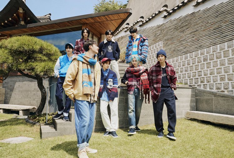 韓國男團Stray Kids為了時尚品牌TOMMY HILFIGER全員合體，拍...