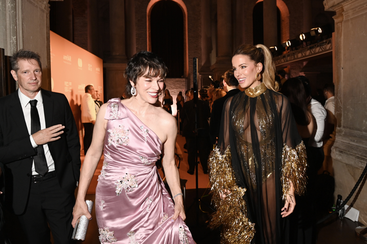 （由左至右）女星蜜拉喬娃維琪和凱特貝琴賽配戴蕭邦作品出席Armani晚宴。圖／蕭邦提供