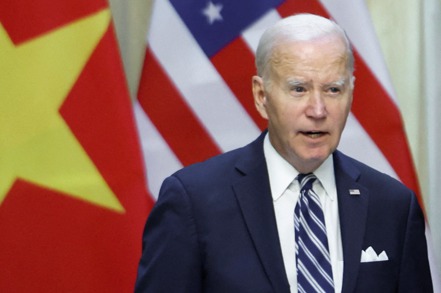 美國總統拜登10日在訪問越南期間的記者會中，談到台灣議題。  路透