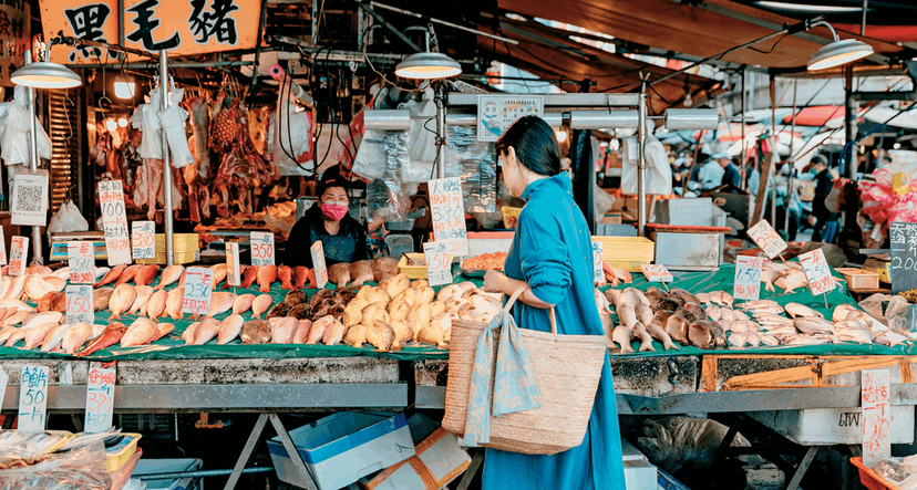 秋天是品嘗海鮮的季節，在台北濱江市場可買到各種時令海鮮。 圖／盧怡安
