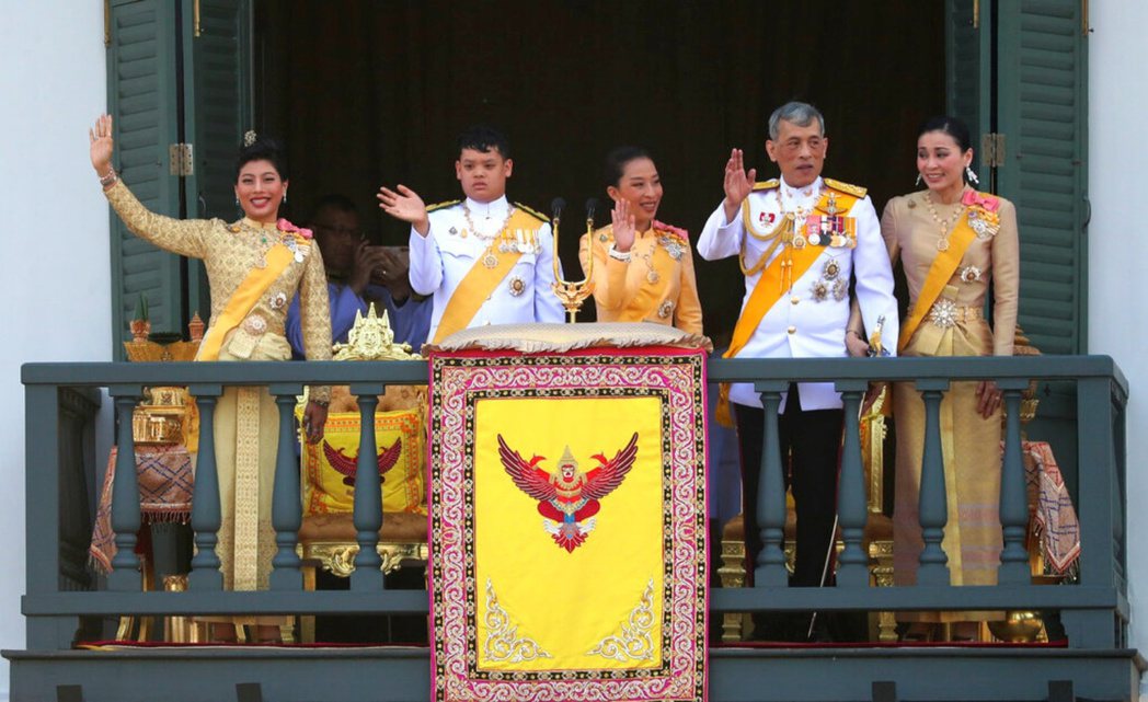 2019年5月4日，泰國國王哇集拉隆功於曼谷大皇宮舉行加冕，與全家人於大皇宮陽台...