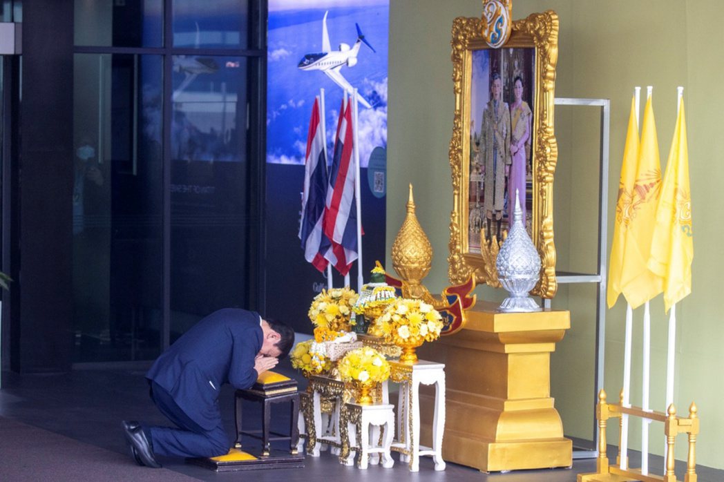 流亡15年的泰國前總理塔克辛2023年8月22返回泰國，抵達曼谷廊曼機場時在泰皇...