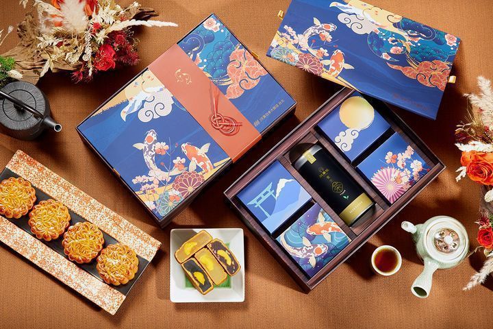 「水月錦鯉禮盒」以四款傳統廣式月餅搭配無咖啡因成分的養生茶款黑豆黑米茶，每盒售價...