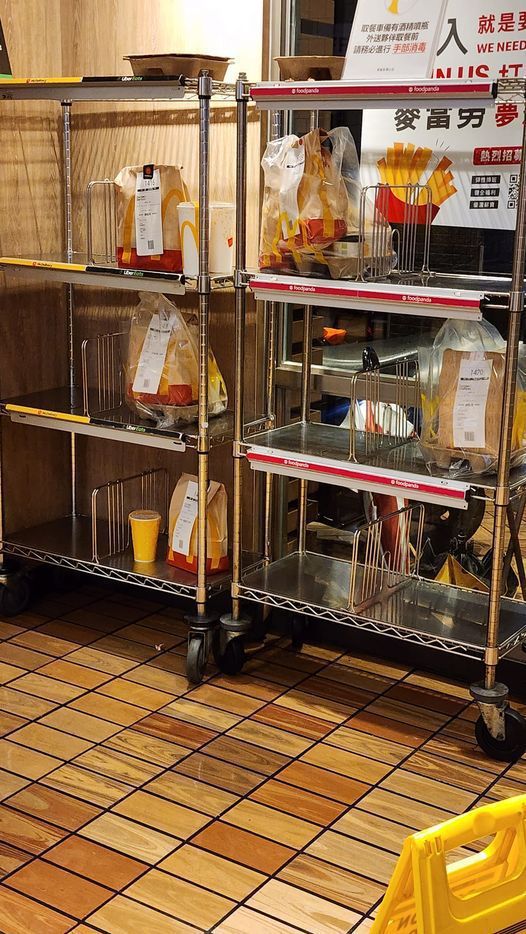 麥當勞外送架上堆滿沒有人領取的餐點。 圖擷自臉書