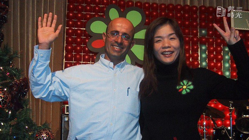 ICQ副總經理柯漢（左）與台灣威旭副總謝佩芬（右）共同宣布，將透過新版ICQ中文版的推出，讓ICQ重回即時傳訊的龍頭寶座。 圖／聯合報系資料照（2004/12/23　何佩儒攝影）