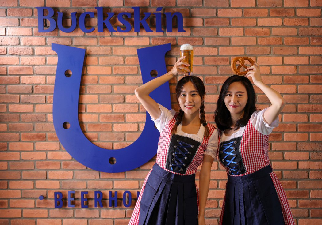 柏克金啤酒餐廳將打造成啤酒帳篷，活動期間服務人員身著巴伐利亞傳統服飾。業者/提供