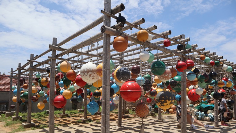 南寮古厝的「浮球彩繪」是澎湖新興打卡秘境。 圖／TTN旅報提供