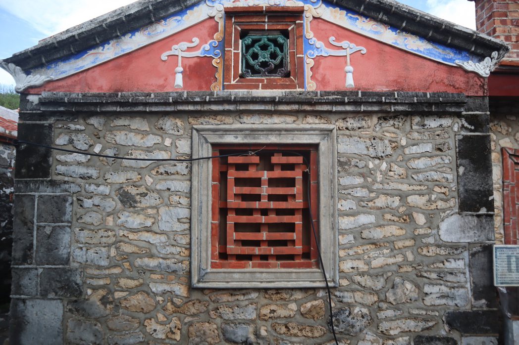 曾家古厝以紅磚裸砌成「曾」字型的窗戶，非常別具風情。 圖／TTN旅報提供
