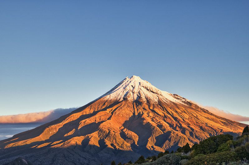 紐西蘭一名登山客日前在攀登海拔2518公尺的塔拉納基山（Mount Taranaki）時，意外從一處600公尺高的山坡上摔下，萬幸的是，他「奇蹟般生還」。新華社