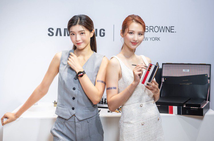 Samsung Galaxy Z Fold5 Thom Browne Edition限量版汲取Thom Browne經典的紅白藍條紋元素，再以精巧的金色點綴，呈現前衛大膽卻又深富內涵的美感。圖／三星提供
