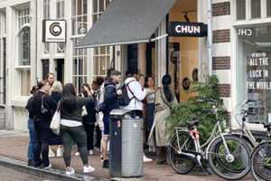 網紅在TikTok上介紹美食，阿姆斯特丹著名的購物區「九條小街」的一些爆紅餐飲店大排長龍，包括賣泡沫紅茶和烤吐司的Chun Cafe。圖／取自Instagram