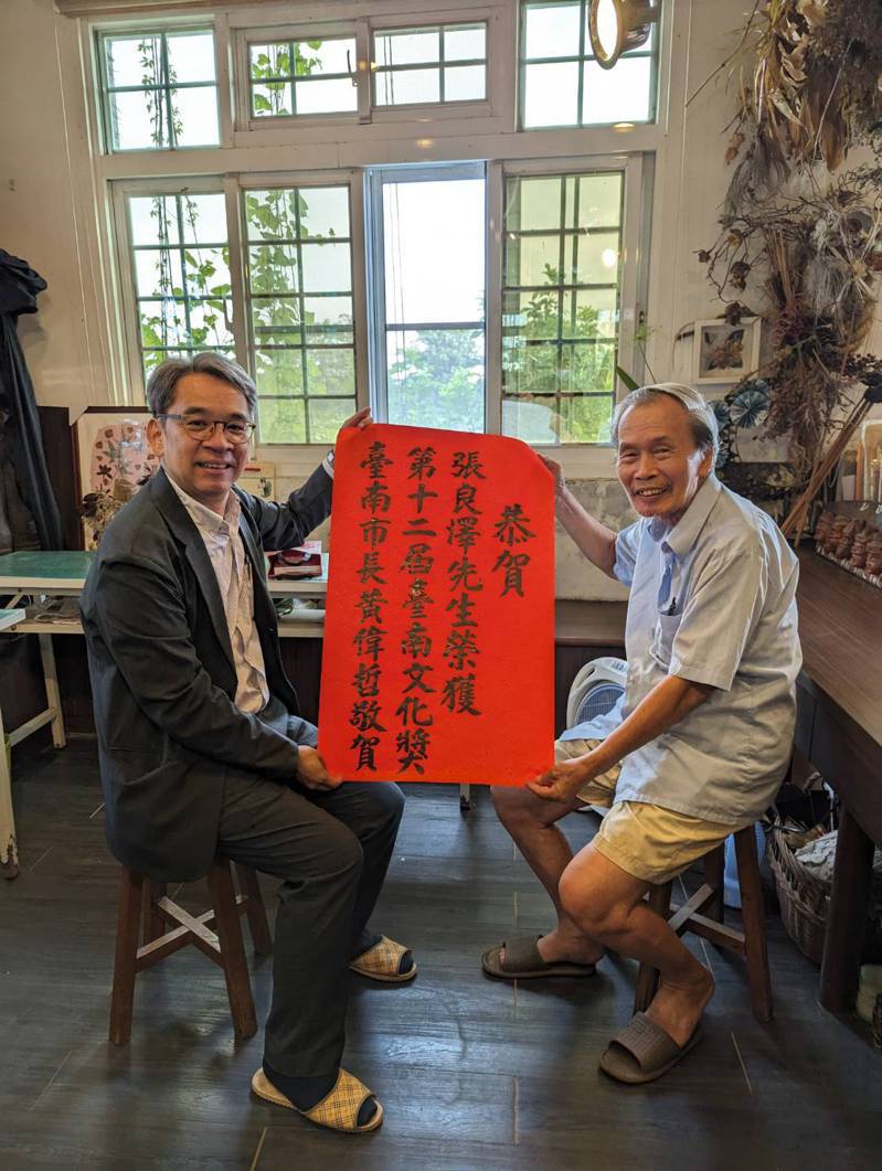 文學家張良澤榮獲第12屆台南文化獎，文化局長謝仕淵拜訪祝賀。圖／台南市文化局提供