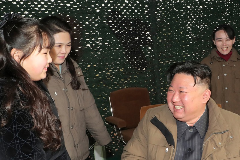 朝中社今年4月13日發布的照片，金正恩與女兒金主愛（左）、妻子李雪主（左二）一同視察火星18洲際飛彈試射，右後方是金與正。法新社