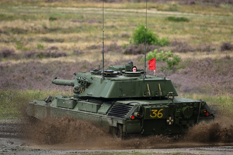 烏克蘭軍人今年8月在德國北部薩克森–安哈特邦克利茨練習使用德國豹1A5主力戰車。路透