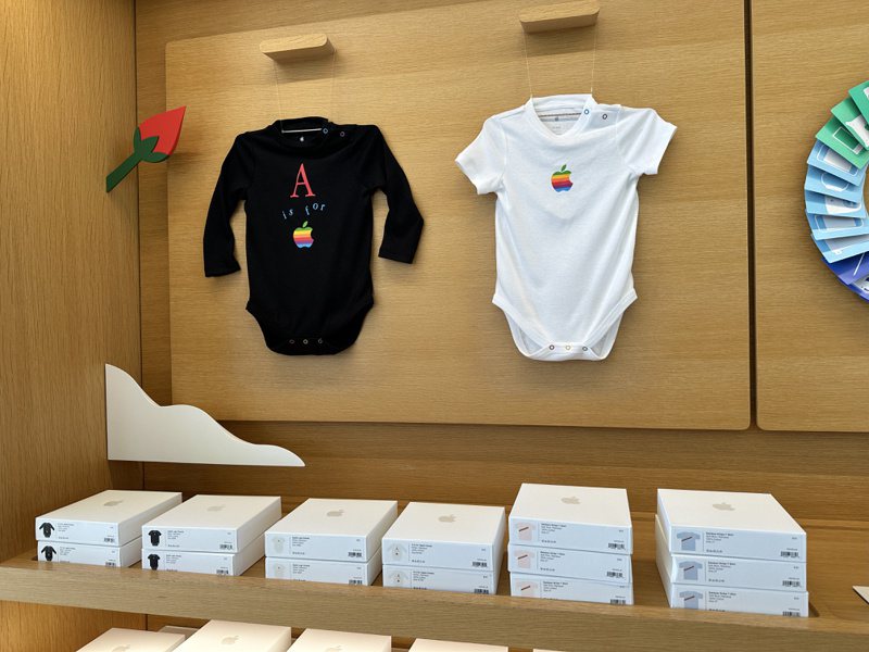 經典Logo的寶寶包屁衣，是相當熱門的新生兒送禮選擇。記者黃筱晴／攝影