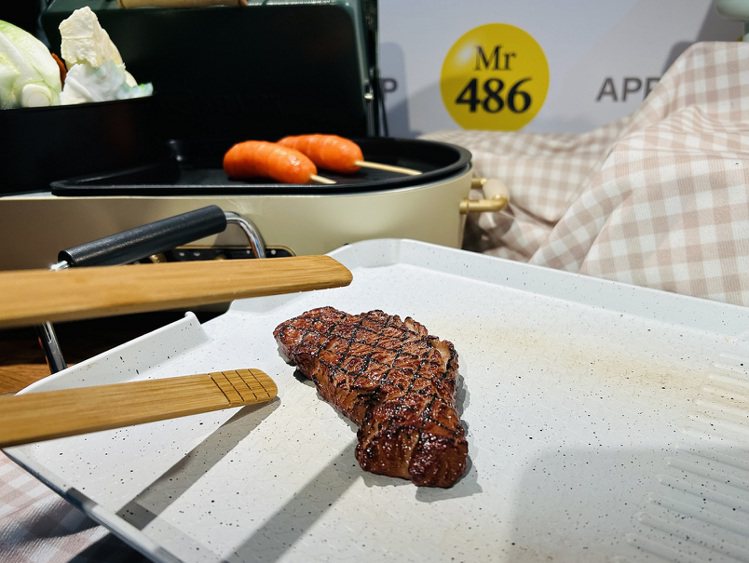 建議使用木製或耐熱塑料夾具烤肉，避免刮傷烤盤盤面。圖／486團購提供