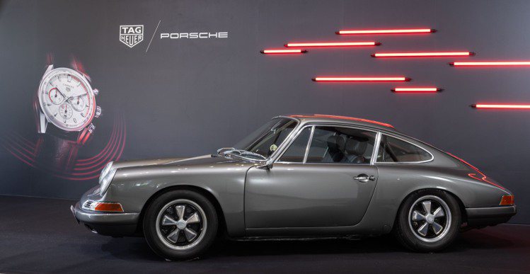 為了聯名腕表上市，Porsche也特別於記者會呈現骨董車款。圖／TAG Heuer提供