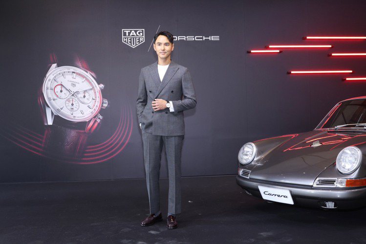 阮經天以雙排扣正裝造型搭配TAG Heuer聯名Porsche的Carrera系列Chronosprint計時腕表。記者王聰賢／攝影
