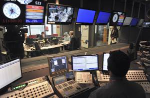 英國廣播公司仍在用長波廣播以及數位、FM和線上的方式播放廣播四台。圖為時任英國女王伊麗莎白二世2013年6月來到BBC廣播四台。路透
