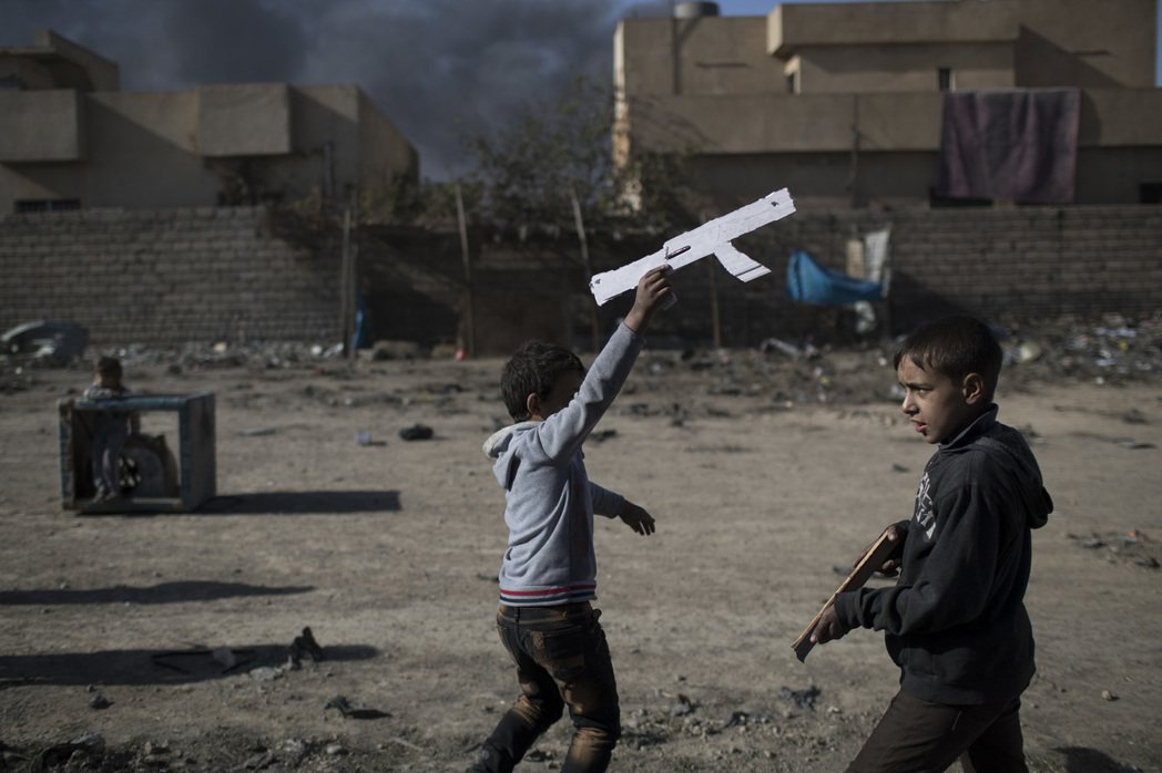 摩蘇爾街頭拿著玩具槍的伊拉克兒童。攝於2016年，當時伊斯蘭國與伊拉克政府軍仍在...