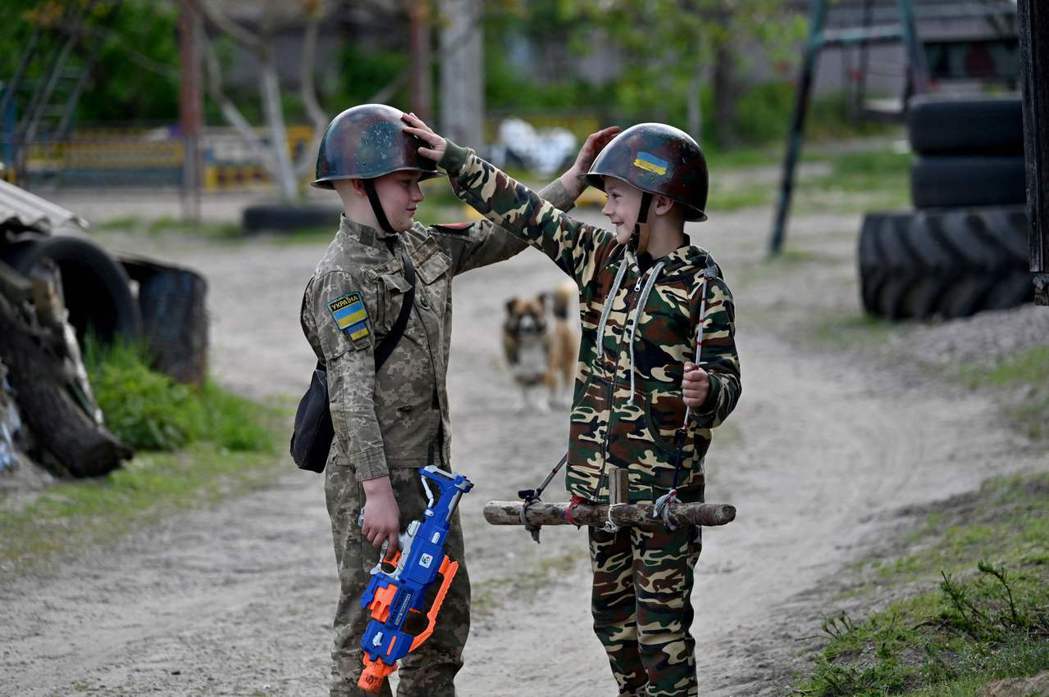 烏克蘭兒童常在街頭玩戰爭遊戲。 圖／法新社
