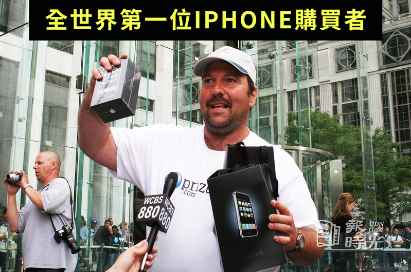 Greg Packer是第一位進入紐約市第五大道蘋果公司旗艦店購買iPhone的客人，他從25日起就開始排隊。他昨天在店外對媒體展示他買的兩支iPhone。圖／聯合報系資料照(2007/06/30  記者林少予攝影)
