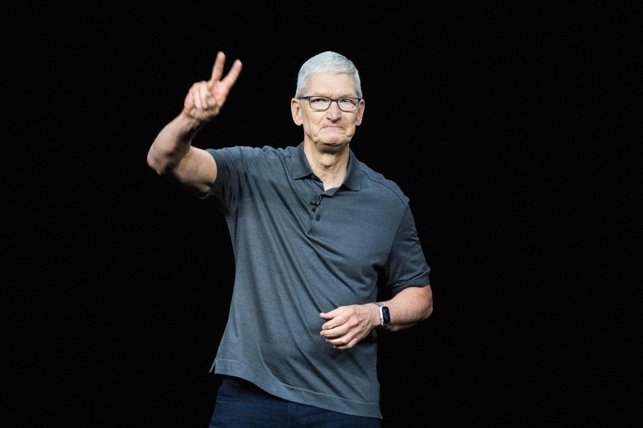 蘋果13日於發表會上發布多項新品，圖為蘋果CEO庫克。 法新社