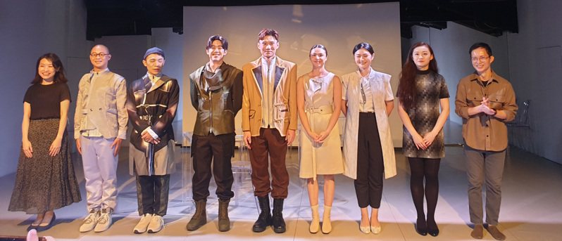 當代傳奇青年劇團「興傳奇青年劇場」與新加坡「九年劇場」合作的「八仙變數」，則將八仙過海打故事翻轉成華人版「復仇者聯盟」。記者陳宛茜／攝影