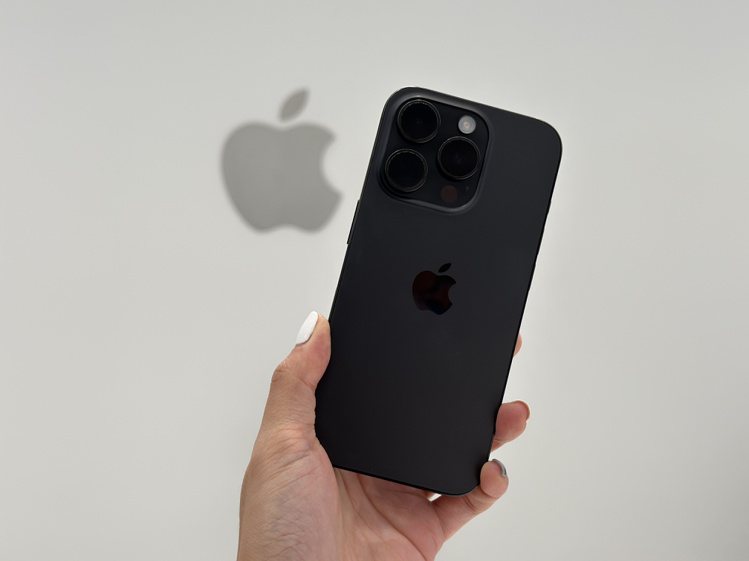 iPhone 15 Pro系列全換上鈦金屬材質。記者黃筱晴／攝影