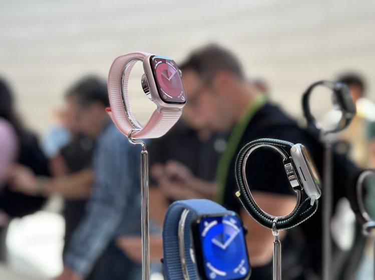 Apple Watch Series 9推出全新粉紅色鋁金屬錶殼。記者黃筱晴／攝影